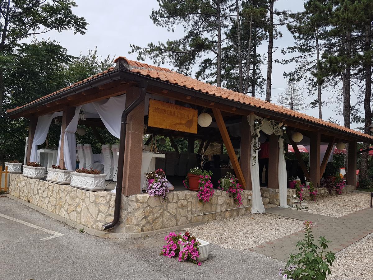 Restoran&Motel And Apartmants Lovacka Prica Tesanj Ngoại thất bức ảnh